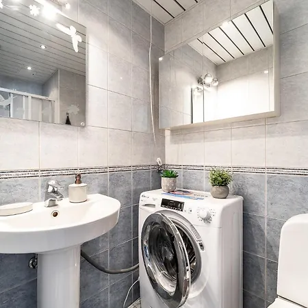 Floor Near Ferry Terminal - Free Parking *