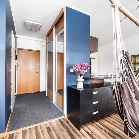 Floor Near Ferry Terminal - Free Parking Apartment *