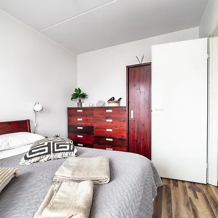 Floor Near Ferry Terminal - Free Parking Apartment *